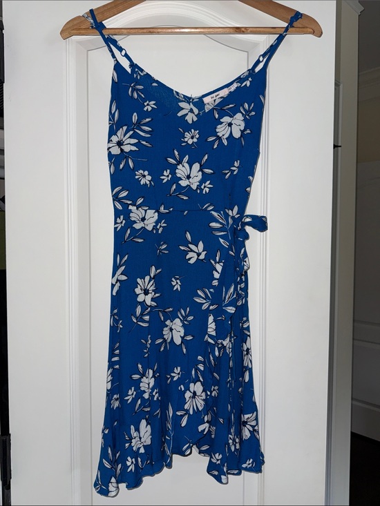 Francesca's Collections Dresses & Skirts - Francesca's Collections Blue Floral Tie-Side Midi Dress